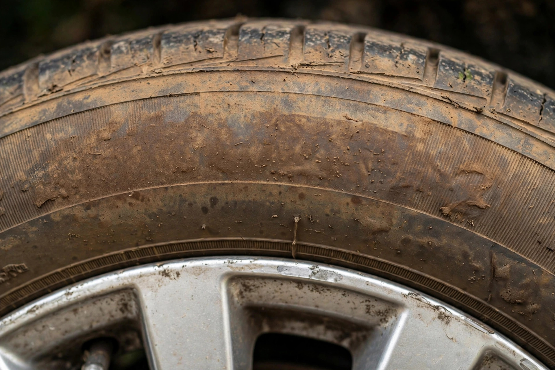 Brown oxidized tire sidewall showing tire blooming